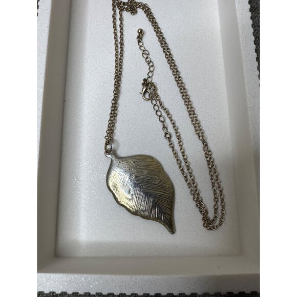 Leaf Pendant Gold Tone Necklace w/ Adjustable Chain Length Womens Fashion - Picture 3 of 5